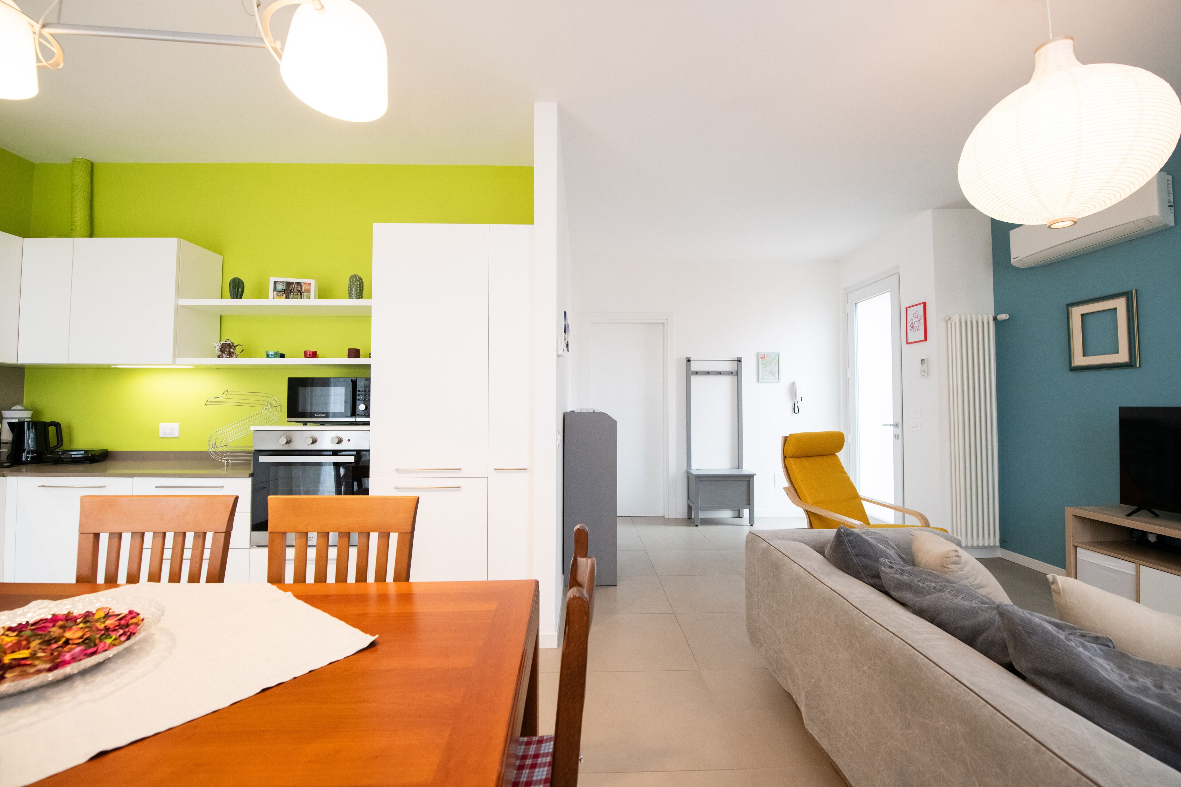 Un espacio moderno para vivir con cocina, comedor y sofá.