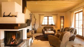 Fernseher, Kamin, DVD-Player, Stereoanlage