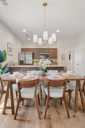 Dining - Columbus Riverwalk 3BR w/ Fire Pit + Parking (Columbus)