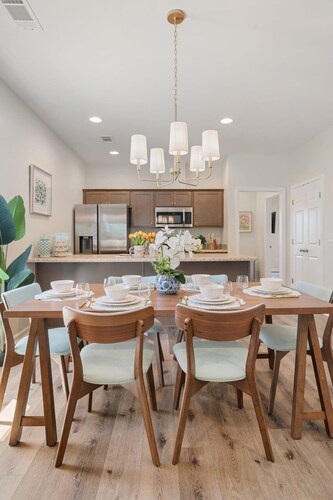 3BR Uptown Escape near Riverwalk w/ Fire Pit