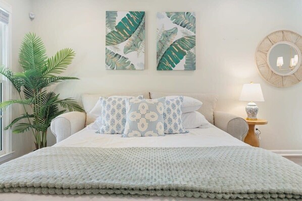 3 bedrooms, desk, WiFi, bed sheets