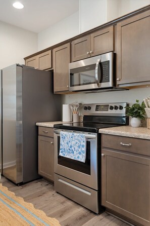 Kühlschrank, Mikrowelle, Ofen, Herdplatte