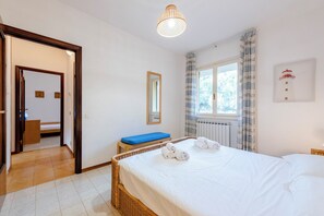 Standard Apartment, 2 Bedrooms (Peaceful Apartment In Deiva Marina) | 2 bedrooms, bed sheets