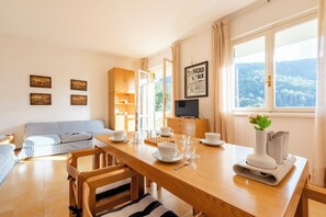 Standard Apartment, 2 Bedrooms (Peaceful Apartment In Deiva Marina) | Dining room
