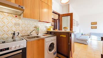 Kühlschrank, Mikrowelle, Herdplatte, Wasserkocher mit Kaffee-/Teezubehör