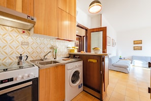 Een koelkast, een microgolfoven, een kookplaat