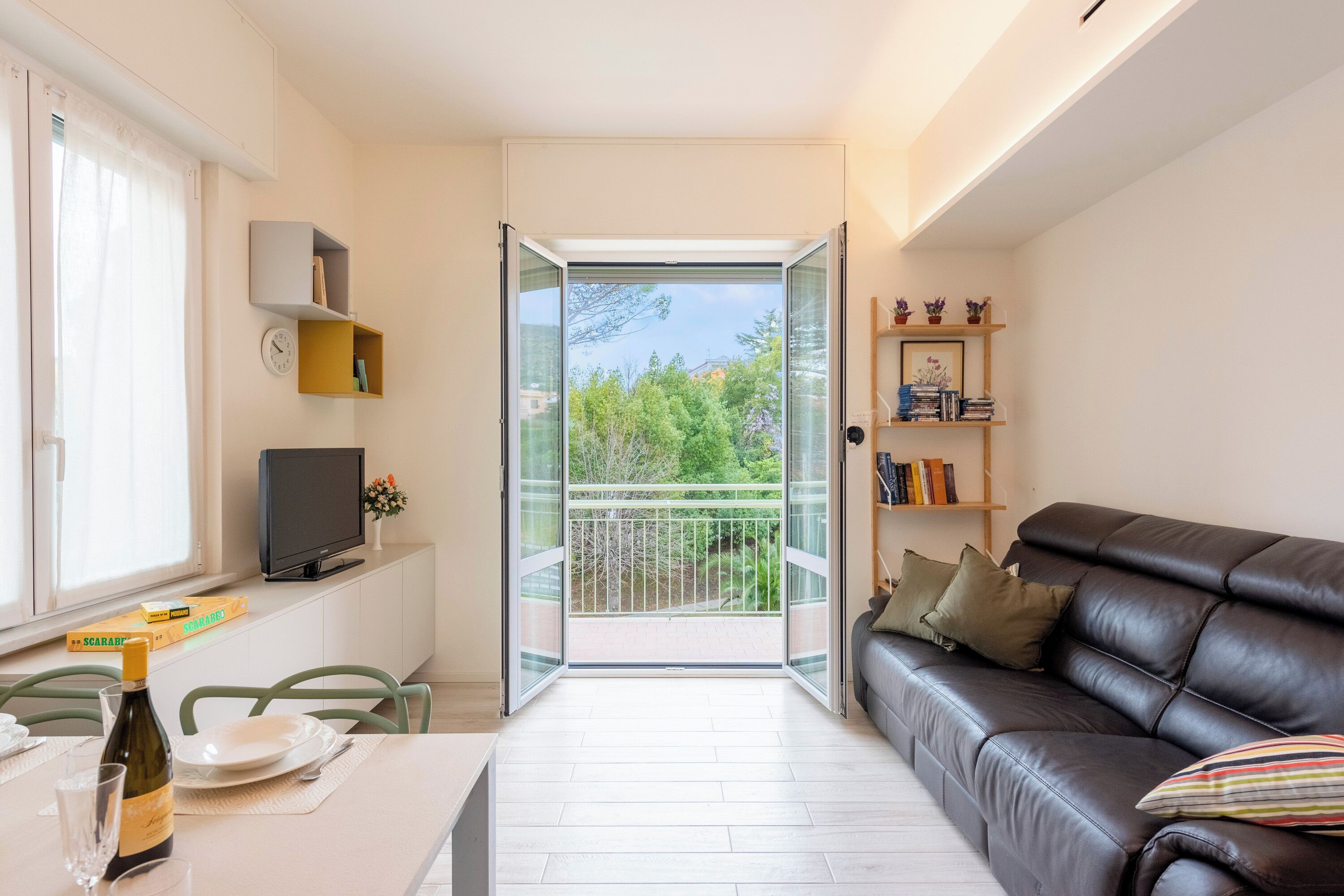 Familjelägenhet - flera sovrum (Cozy Flat In Sestri Levante) | Vardagsrum | 21-tums platt-tv med kabelkanaler och tv