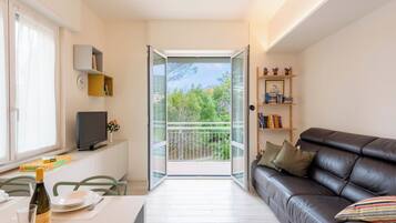 Familienapartment, Mehrere Schlafzimmer (Cozy Flat In Sestri Levante) | Wohnbereich | 21-Zoll-Flachbildfernseher mit Kabelempfang, Fernseher