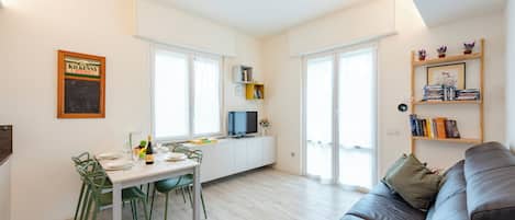 Departamento familiar, varias habitaciones (Cozy Flat In Sestri Levante) | Área de sala de estar | Televisión de pantalla plana de 21 pulgadas con canales por cable