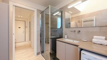 Familieleilighet, 2 soverom, balkong (Cozy Apartment with Private Parking) | Bad