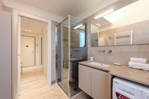 Departamento familiar, varias habitaciones (Cozy Flat In Sestri Levante) | Baño | Regadera, secadora de cabello, bidet, toallas 