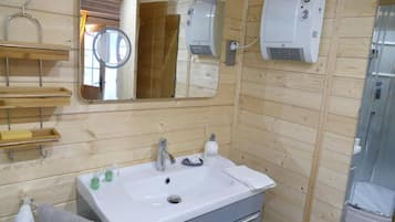 Douche, sĂšche-cheveux, serviettes fournies, savon