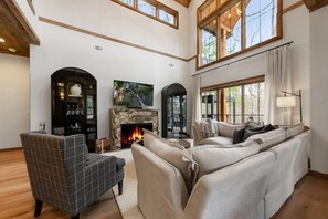 Smart-TV, peis, bordtennis og bøker