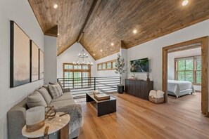 Smart-TV, peis, bordtennis og bøker