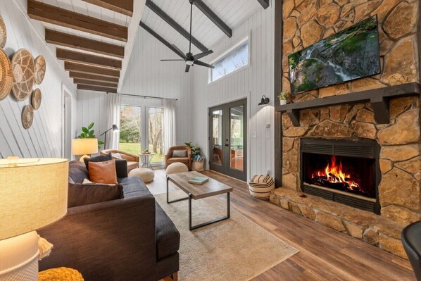 Älytelevisio, takka, kirjoja