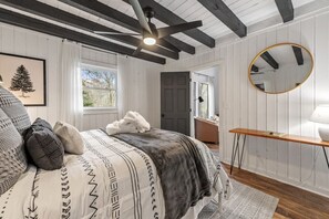 2 bedrooms, travel cot, WiFi, bed sheets