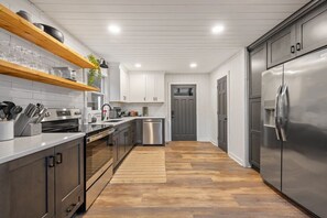 Kühlschrank, Mikrowelle, Ofen, Herdplatte