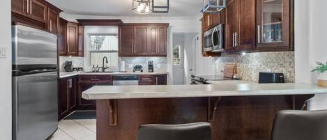 Refrigerador, microondas, horno y parrilla de estufa