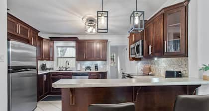 The Fancy House 3bed DT w/ Fenced Yard