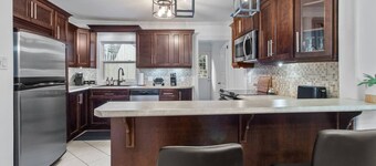 The Fancy House 3bed DT w/ Fenced Yard