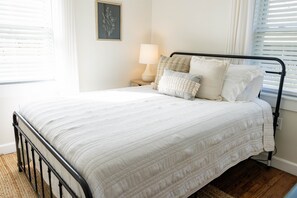 3 habitaciones, tabla de planchar con plancha y cuna de viaje 