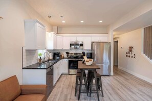 Fridge, microwave, oven, stovetop - Modern Retreat | Game Room, Breweries & Fun (Post Falls)