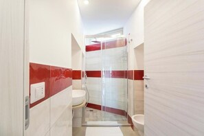 Sèche-cheveux, serviettes fournies