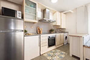 Kühlschrank, Mikrowelle, Ofen, Wasserkocher mit Kaffee-/Teezubehör