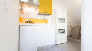 Fridge, oven, coffee/tea maker, toaster