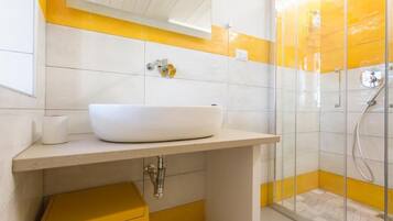 SĂšche-cheveux, serviettes fournies