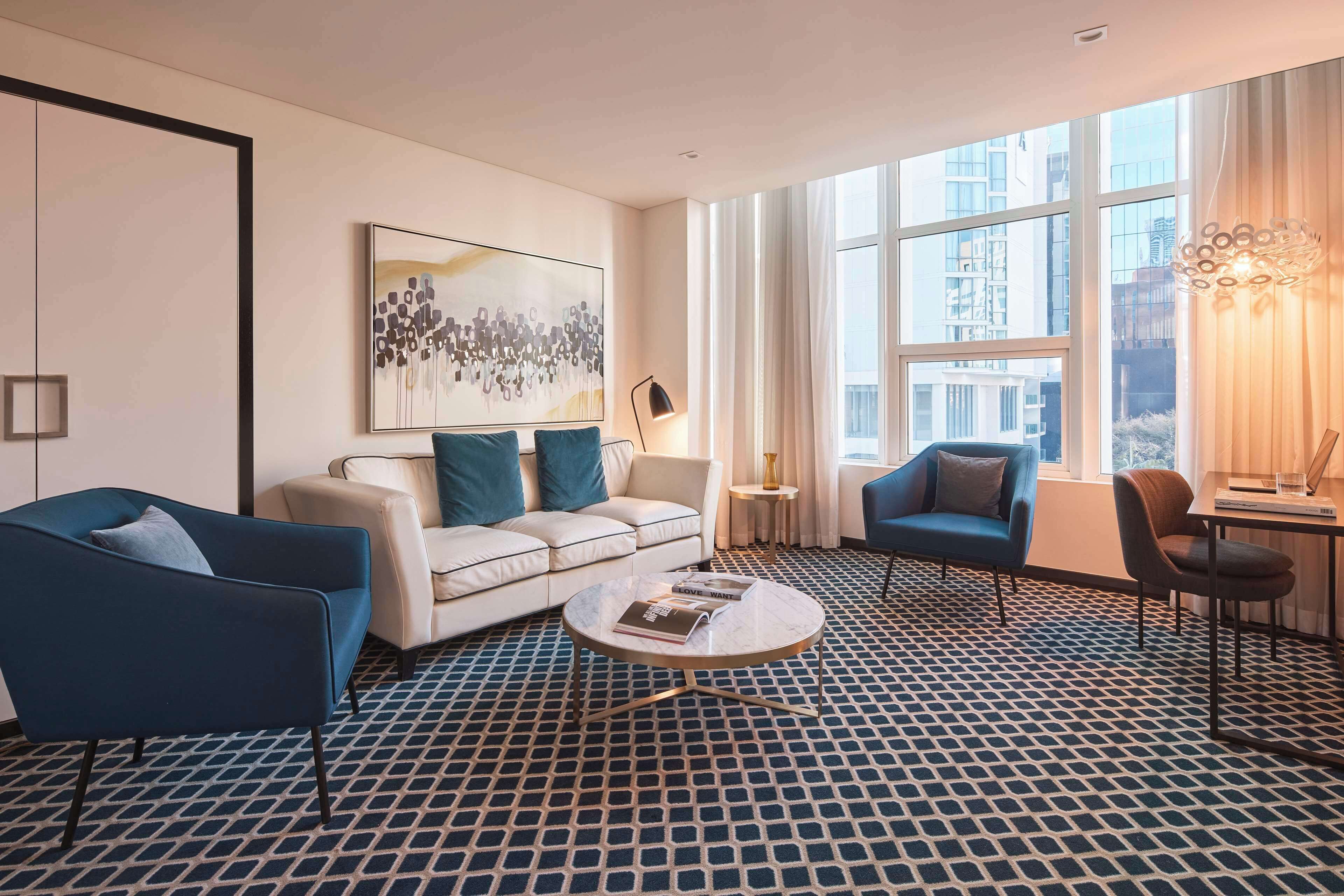 Svit - utsikt mot staden (Loft) | Allergitestade sängkläder, minibar och värdeförvaringsskåp på rummet