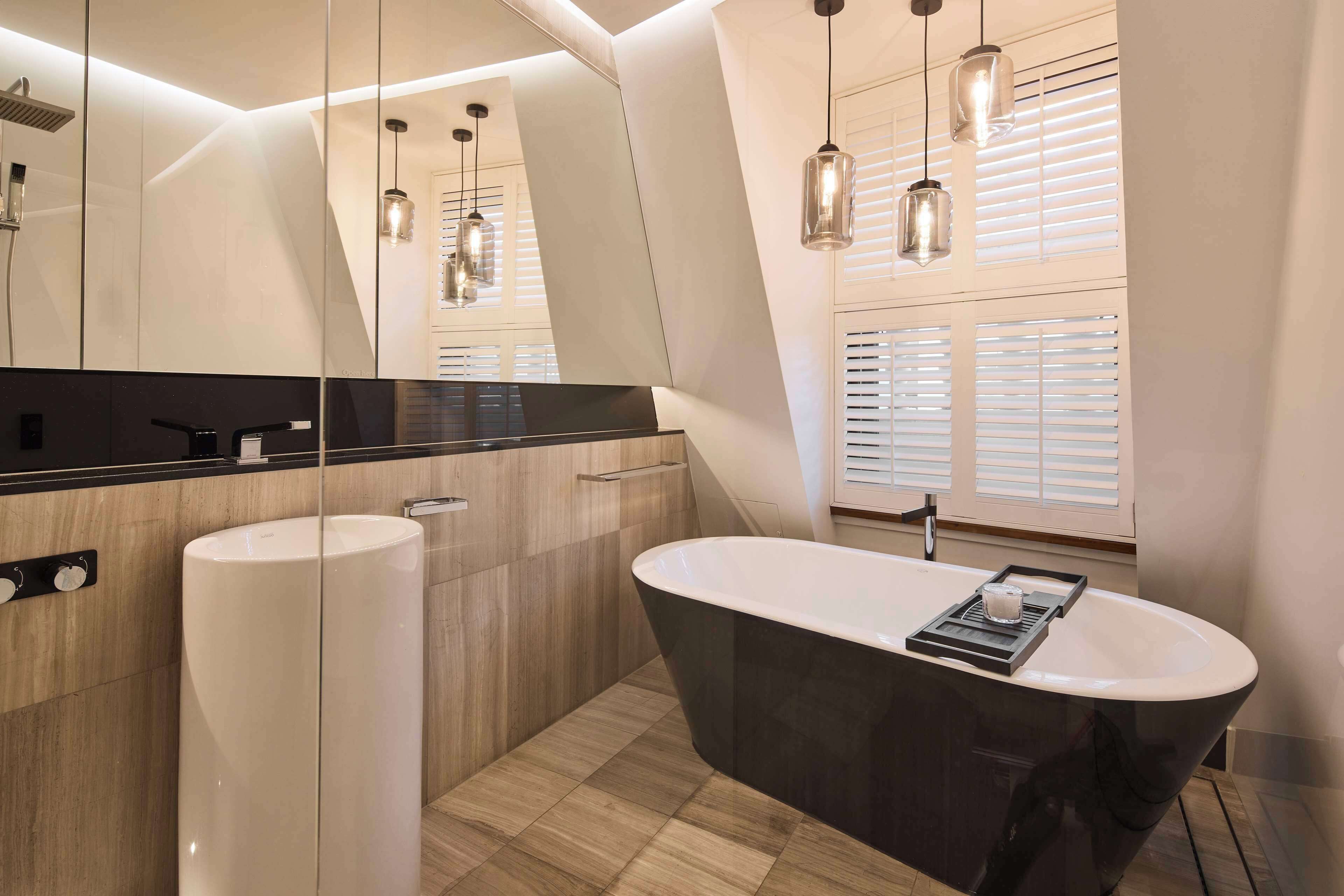 Suite (Thomson) | Bathroom | Shower, slippers, towels