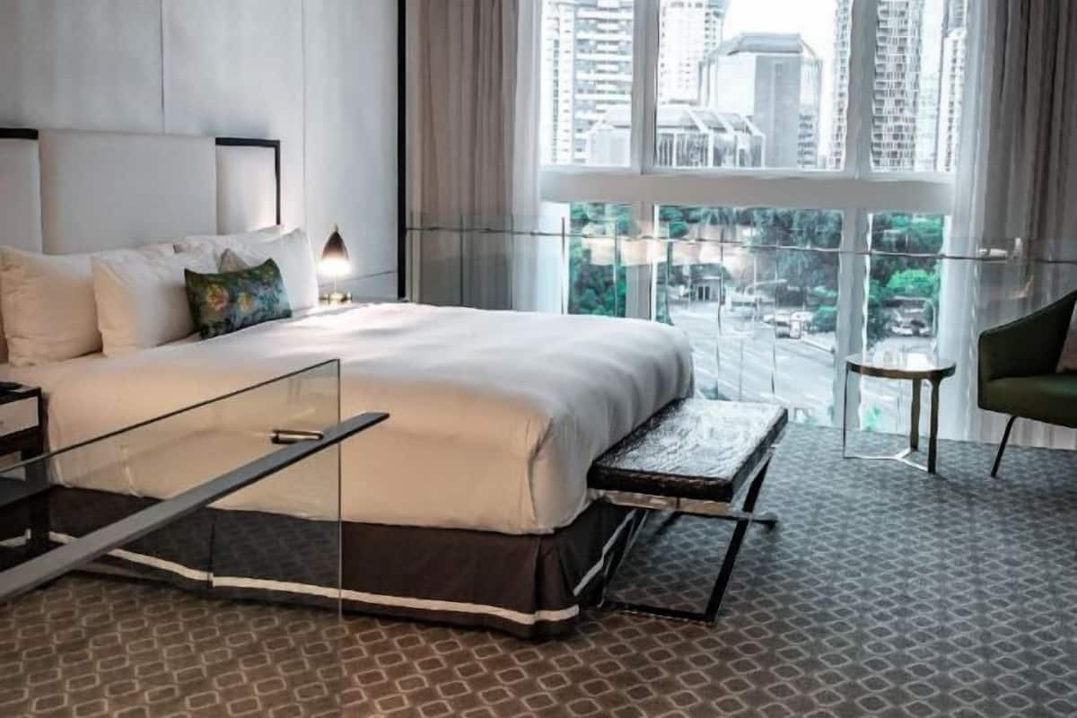 Hypo-allergenic bedding, minibar, in-room safe, desk