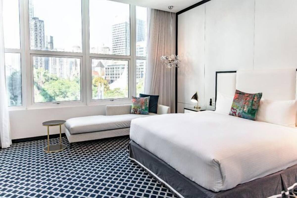 Hypo-allergenic bedding, minibar, in-room safe, desk