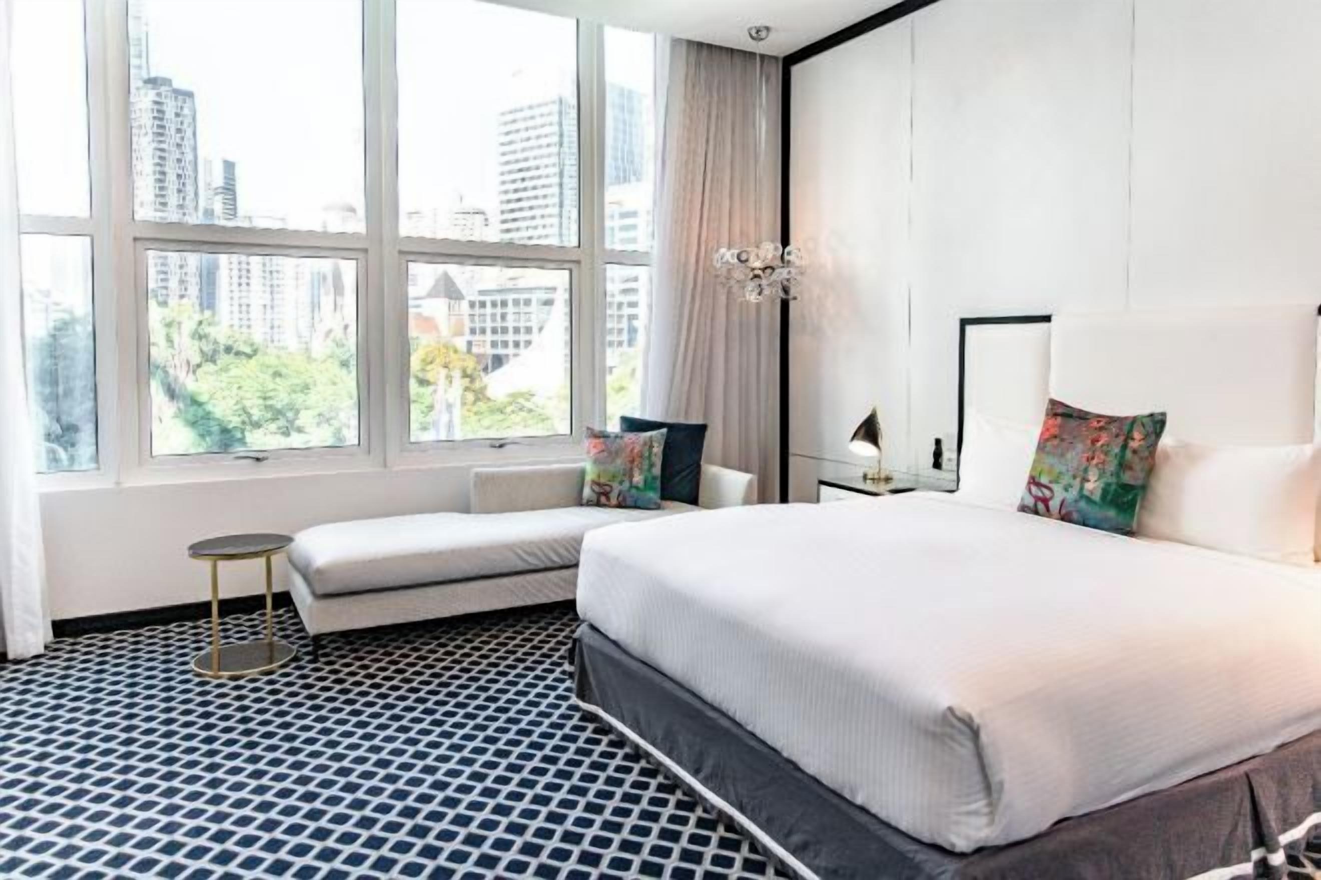 Ropa de cama hipoalergénica, minibar, caja fuerte y escritorio