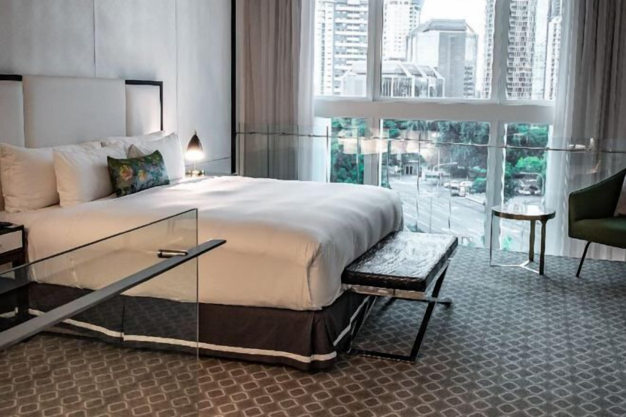 Ropa de cama hipoalergénica, minibar, caja fuerte y escritorio