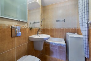 Apartemen Comfort, Bebas Asap Rokok | Kamar mandi | Shower, handuk, sabun, dan sampo