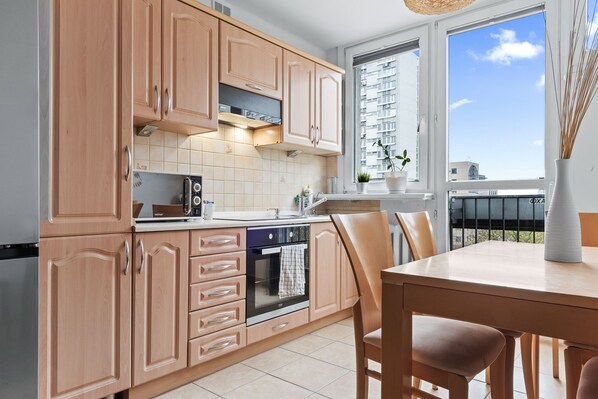 Apartemen Comfort, Bebas Asap Rokok | Dapur kecil pribadi | Lemari es, oven, kompor, dan mesin espresso