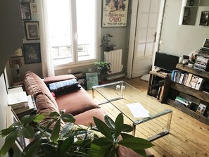 TV, books - **Cute & cosy Montmartre Abbesses apartment** (Paris)