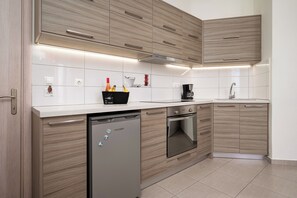 Full-size fridge, oven, stovetop, highchair - Milos Apartments  (Faistos)
