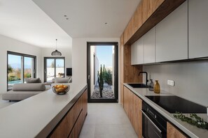 Fridge, dishwasher, coffee/tea maker