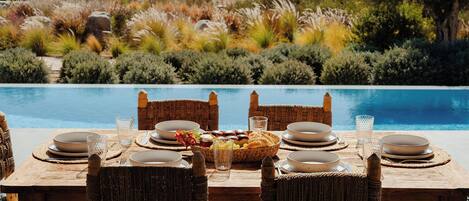 تناول الطعام بالخارج