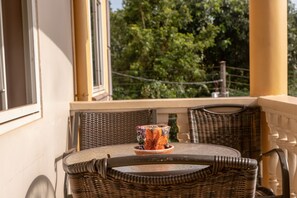 Outdoor dining - Ewaffe@AKUA/BARU Clean 2BDRM APT (KAMPALA)