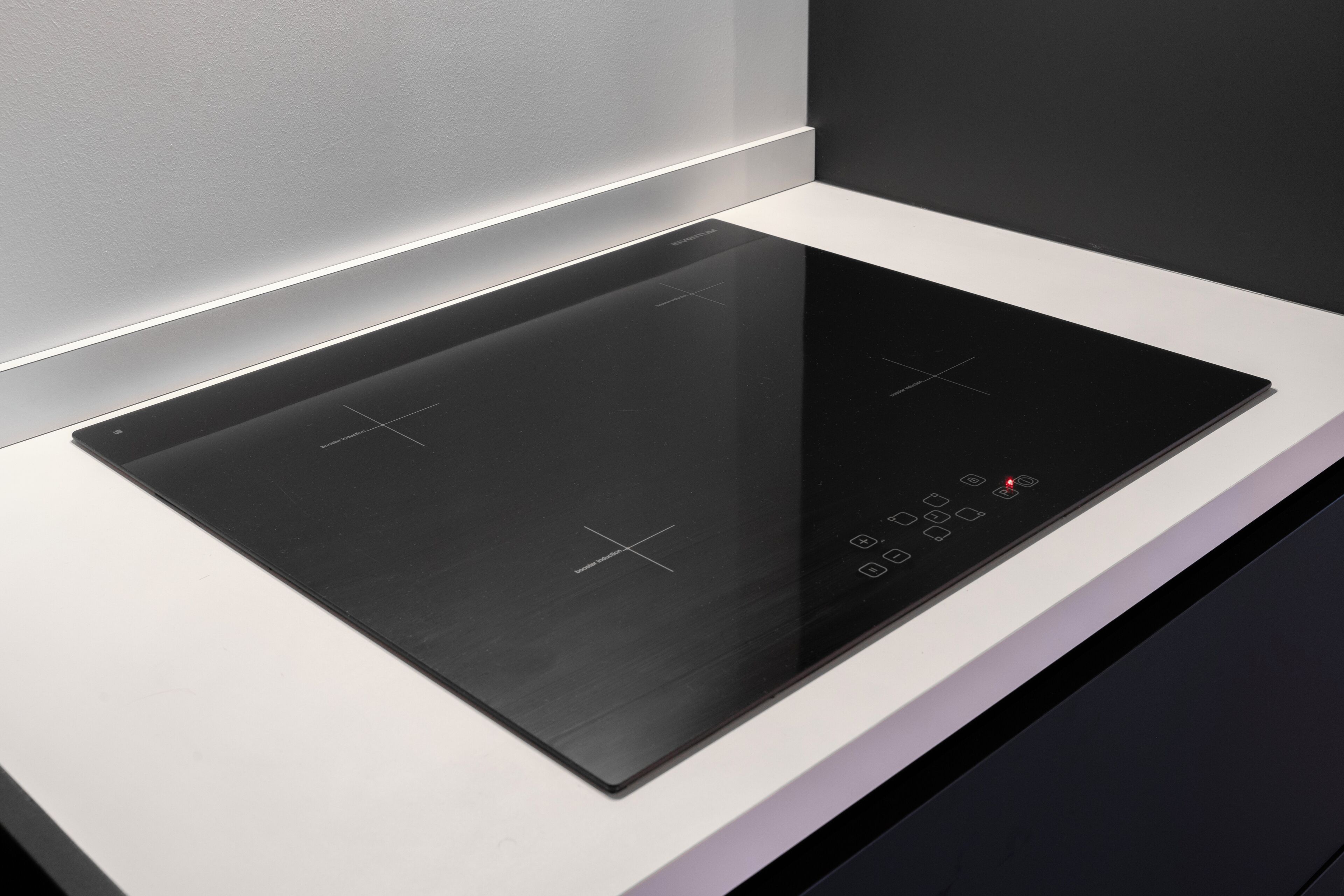 Une plaque de cuisson à induction moderne, dotée d’une élégante surface noire et d’un design minimaliste.