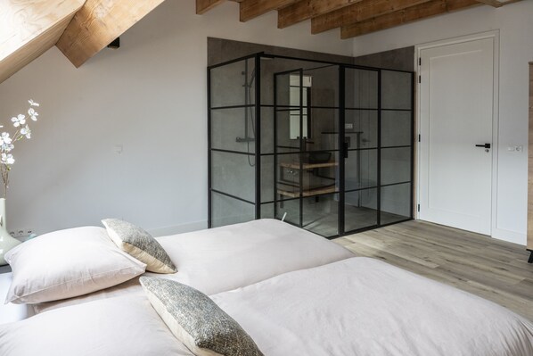 4 bedrooms, free WiFi, bed sheets - Luxury 4-Bedroom Apartment Ideal for Group Stays (Ledeacker)