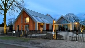 Exterior - Luxury 4-Bedroom Apartment Ideal for Group Stays (Ledeacker)