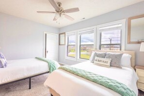 3 室のベッドルーム、デスク、アイロン / アイロン台、旅行用ベビーベッド