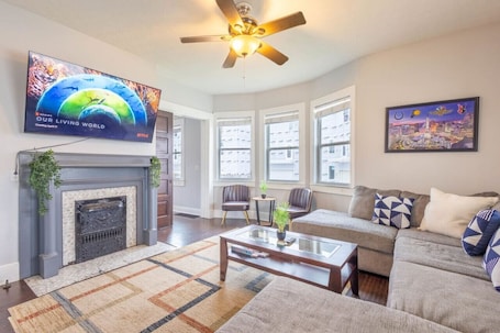 スマートテレビ. 3BR Downtown Home w/King Bed, Porch, Firepit,Grill