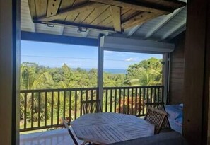 Outdoor dining - Gite Perroquets, 2 Chambres, Calme, vue mer (Sainte-Rose)