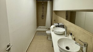 A modern bathroom with two sinks, a shower, and a toilet. - Cinematic Experience in fully renovated apartment near Montmartre - Paris (Paris)
